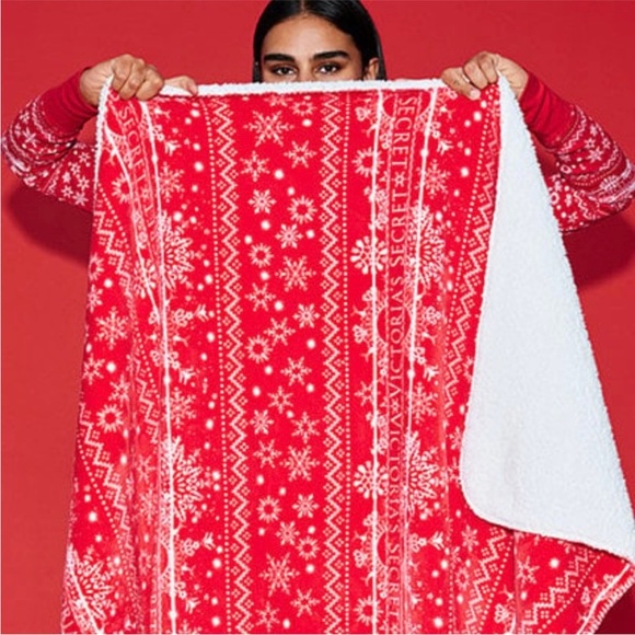 NWT Victoria’s Secret Sherpa Plush Fleece Blanket Red & White 50” x 60” - Picture 9 of 10